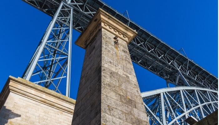 Pilares da extinta Ponte PÃªnsil, junto Ã  majestosa Ponte D. LuÃ­s I