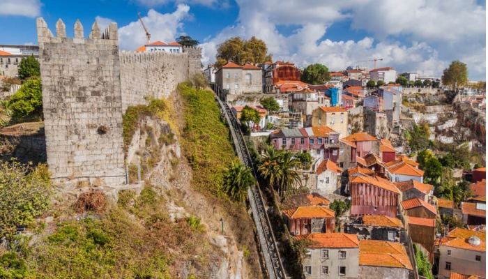 O Funicular dos Guindais oferece uma vista impressionante sobre a Muralha Fernandina, a Ponte D. Luis I e o rio Douro