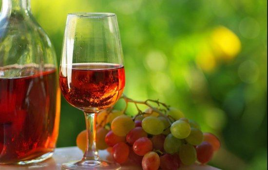 O vinho rosÃ© apresenta coloraÃ§Ã£o rosada, intermediÃ¡ria entre os tintos e os brancos