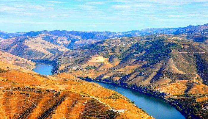 Um dos locais preferidos de Miguel Torga na regiÃ£o era o Miradouro de S. Leonardo da Galafura.