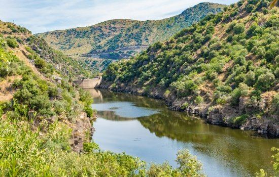 Aventure-se pelas belÃ­ssimas paisagens que emolduram o rio CÃ´a