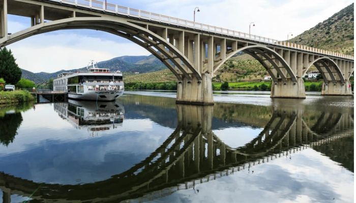 Ponte Almirante Sarmento Rodrigues, localizada em Barca d'Alva, a 800m da fronteira com Espanha.