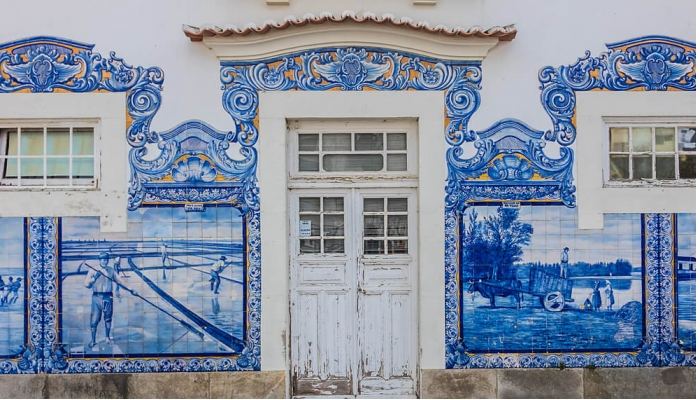 LES PANNEAUX DE CARREAUX DE LA GARE D'AVEIRO Ã‰VOQUENT DES PAYSAGES DE LA RÃ‰GION ET DES MONUMENTS DE LA VILLE