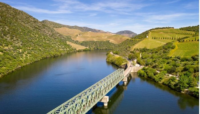 A ponte da Ferradosa Ã© a ponte mais baixa de todo o percurso do Douro, estando apenas a 7m de altura.