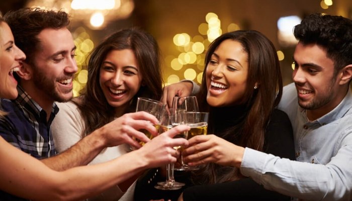 Hace un brindis, un pequeño ritual que atravesó culturas y significa felicidad.