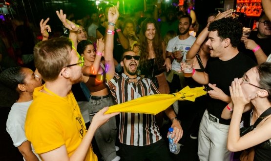 Porto: Pub Crawl com 7 bebidas, jogos e entrada VIP em clube