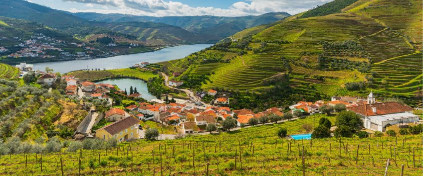 Os cruzeiros que contemplam a subida ao Rio Douro com mais dias e experiências são naturalmente mais caros.